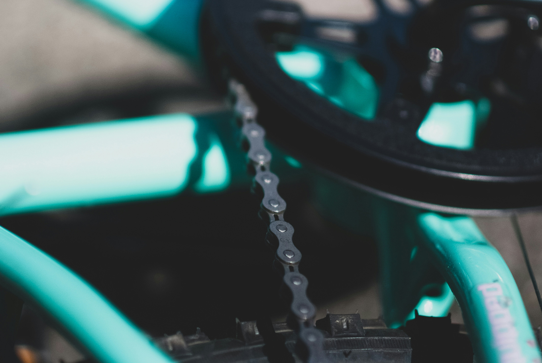 Fahrradkette wird mit Lappen gereinigt