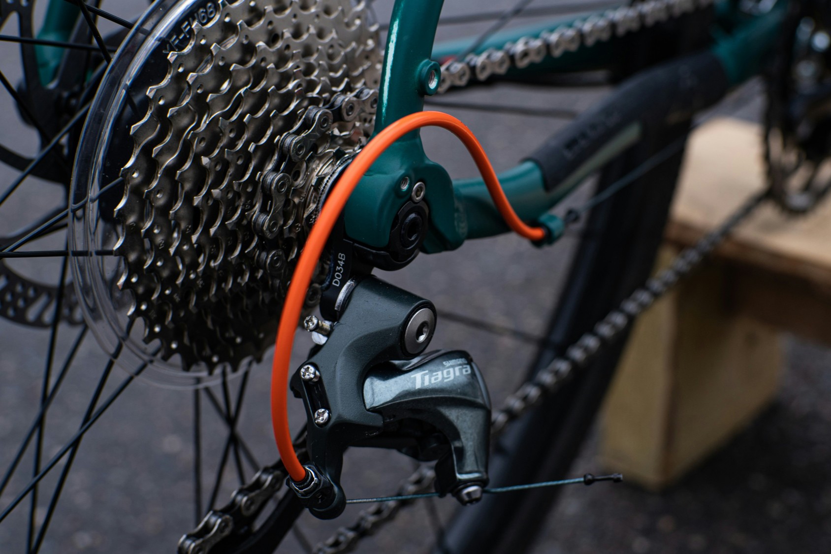 Fahrradkette beim Ölen