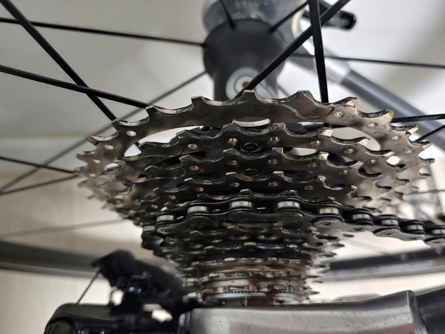 Fahrradkette wird gereinigt und geölt