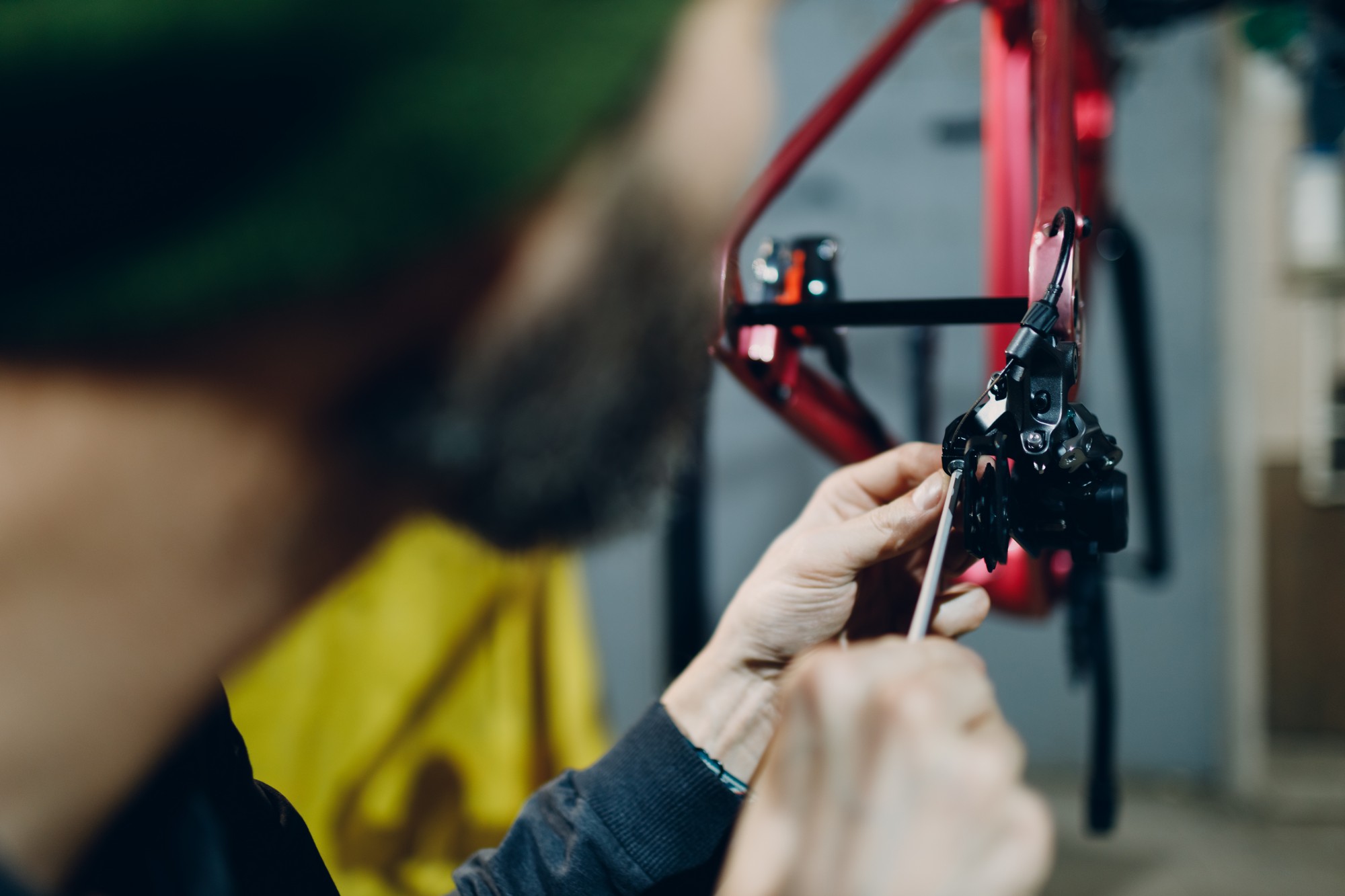 Fahrradbremse wird auf erste Anzeichen von Quietschen geprüft