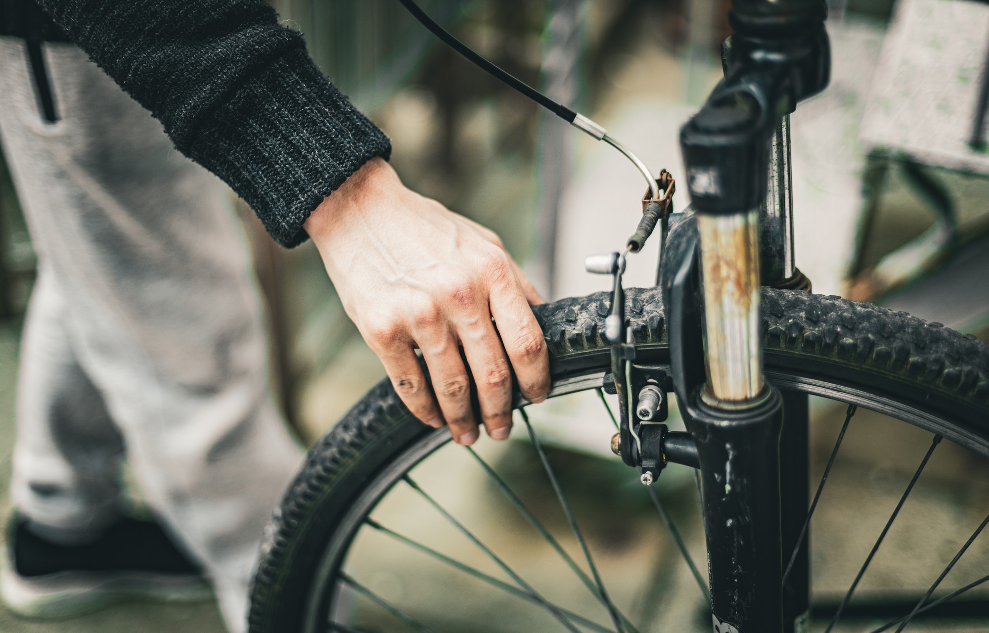 Abgenutzte Bremsbeläge am Fahrrad nach längerer Nutzung