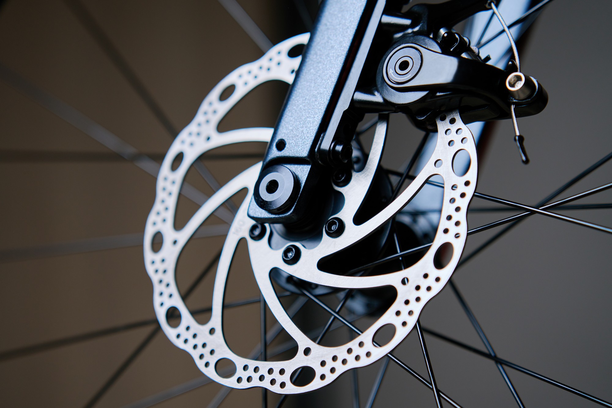 Fahrradbremse von der Seite – unregelmäßiges Quietschen